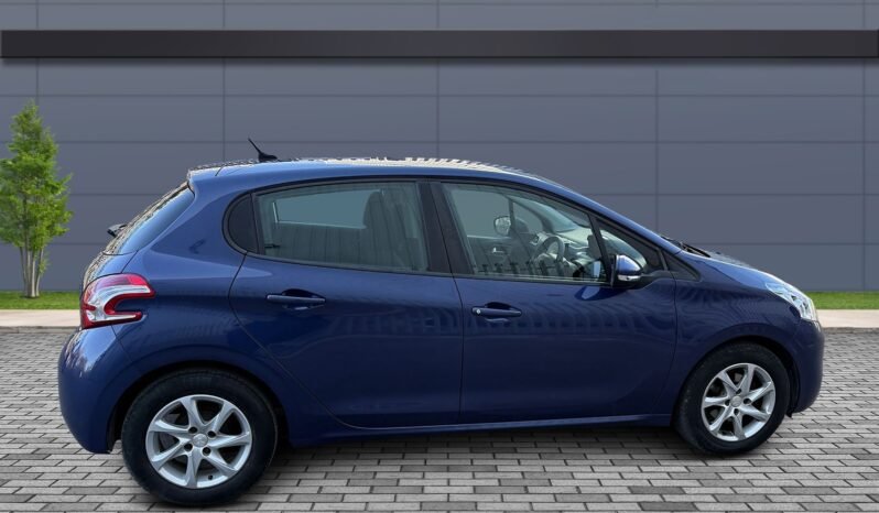 
								Peugeot 208 1.2L full									