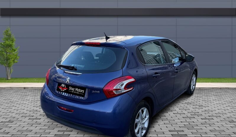
								Peugeot 208 1.2L full									