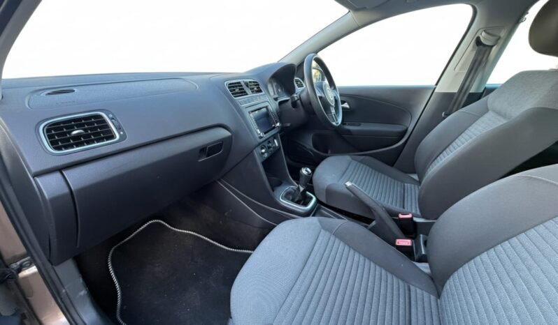 
								Volkswagen Polo 1.0L Manual full									